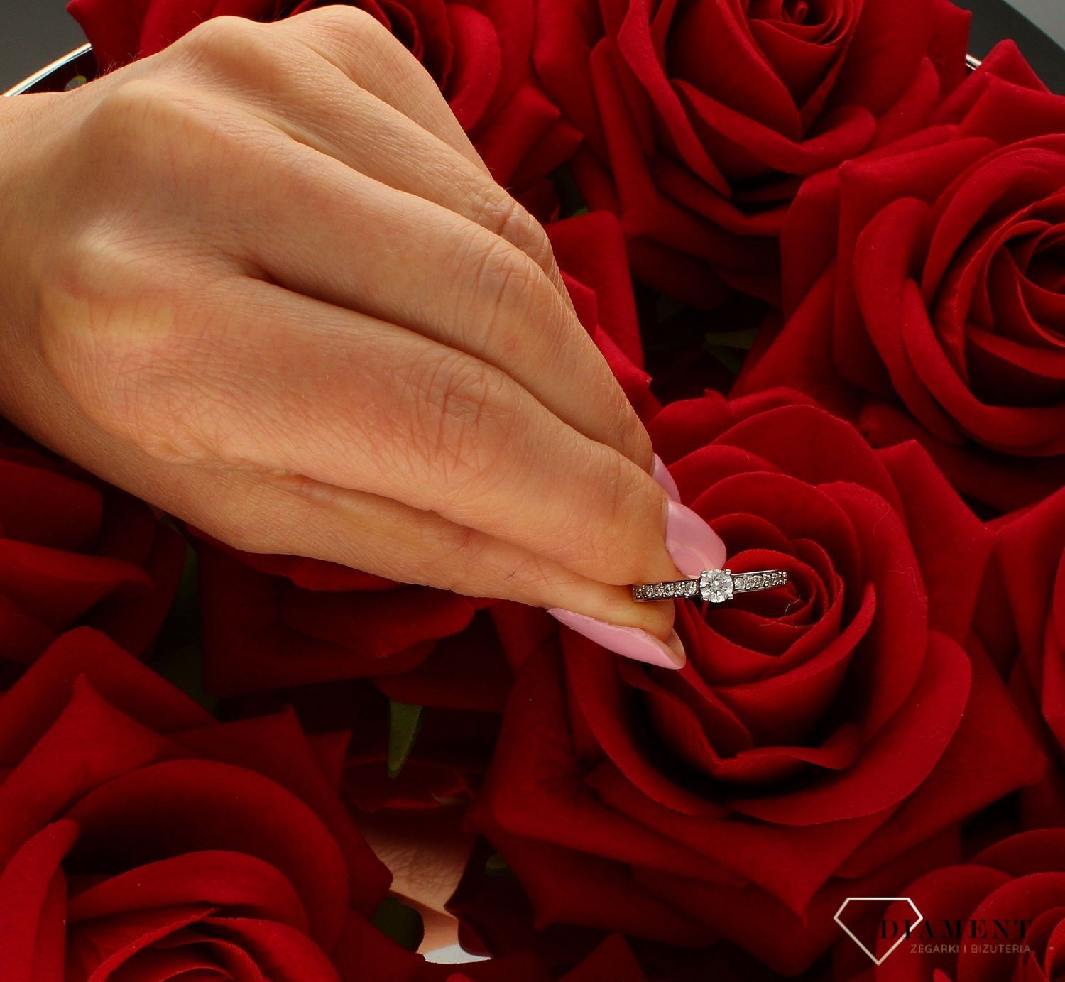 Złoty pierścionek 333 zaręczynowy PI 2596.  Złoty pierścionek  ozdobiony wystającą efektowną cyrkonią. Piękny pierścionek wykonany z wysokiej jakości złota próby 333. Pierścionek doskonały na co dzień jak (4).jpg